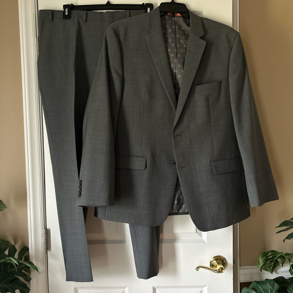Crown & Ivy Classic Gray EUC Men's Suit ~ Sizes Jacket - 46R & Pants - 40 x 30